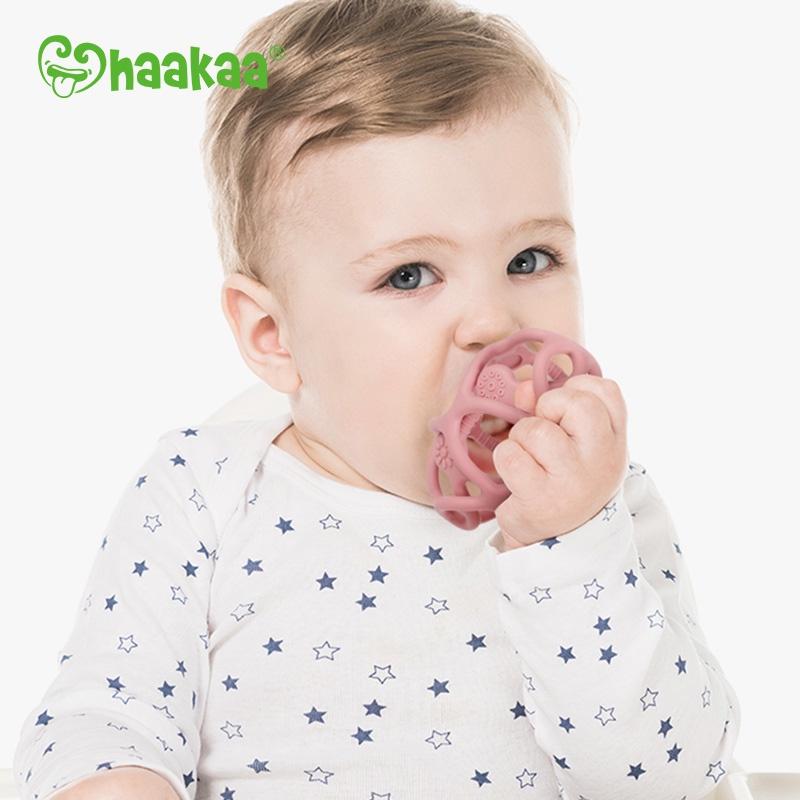 Gặm nướu silicone cho bé hình quả bóng Haakaa. Không chứa BPA, PVC và phthalate. Nhiều màu sắc dễ thương, hỗ trợ bé quá trình mọc răng
