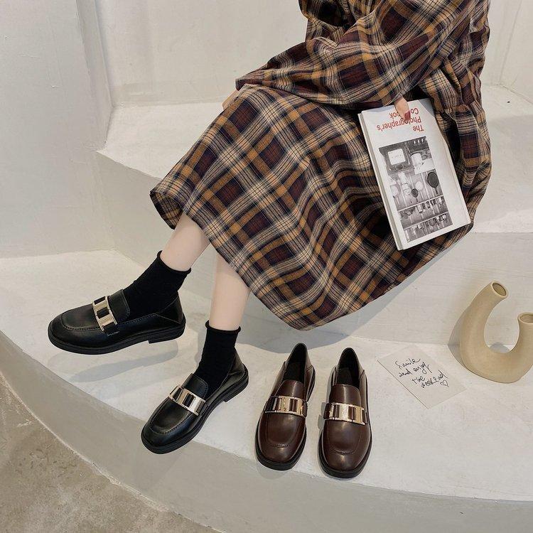 Giày lười đế phẳng khuy kim loại mang thường ngày
