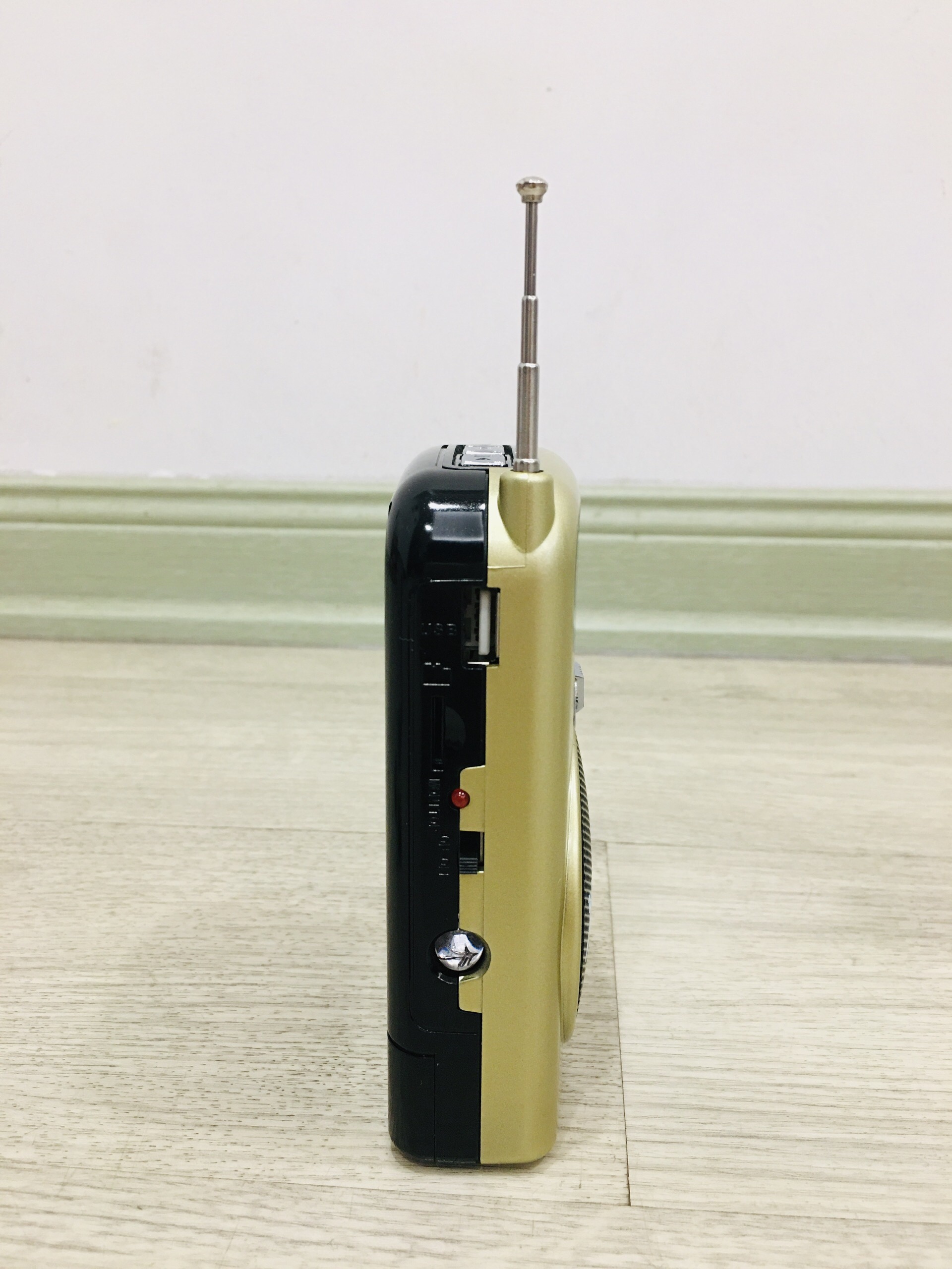 Đài Radio Mini, Đài Radio Cho Người Già Waxiba XB-881URT Cao Cấp Mp3/Usb/Thẻ Nhớ/Đèn Pin-Hàng Chính Hãng