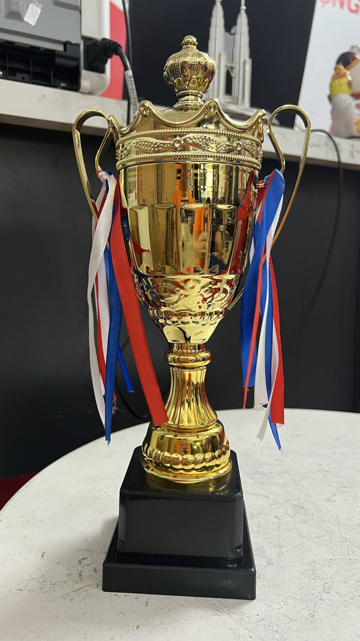 Cúp thể thao A238 , cúp vô địch cao 34cm bằng nhựa cứng kèm dây tua rua đẹp mắt, cúp trao giải giá rẻ