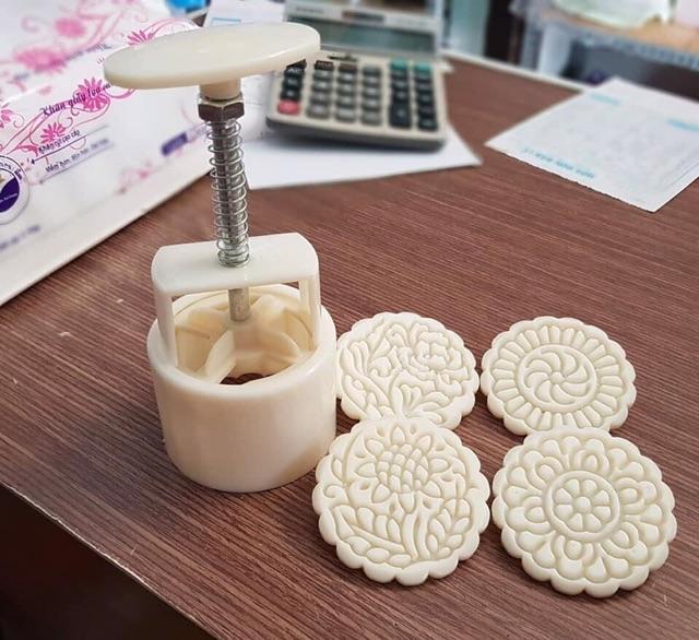 Bộ khuôn làm bánh trung thu siêu tiện dụng