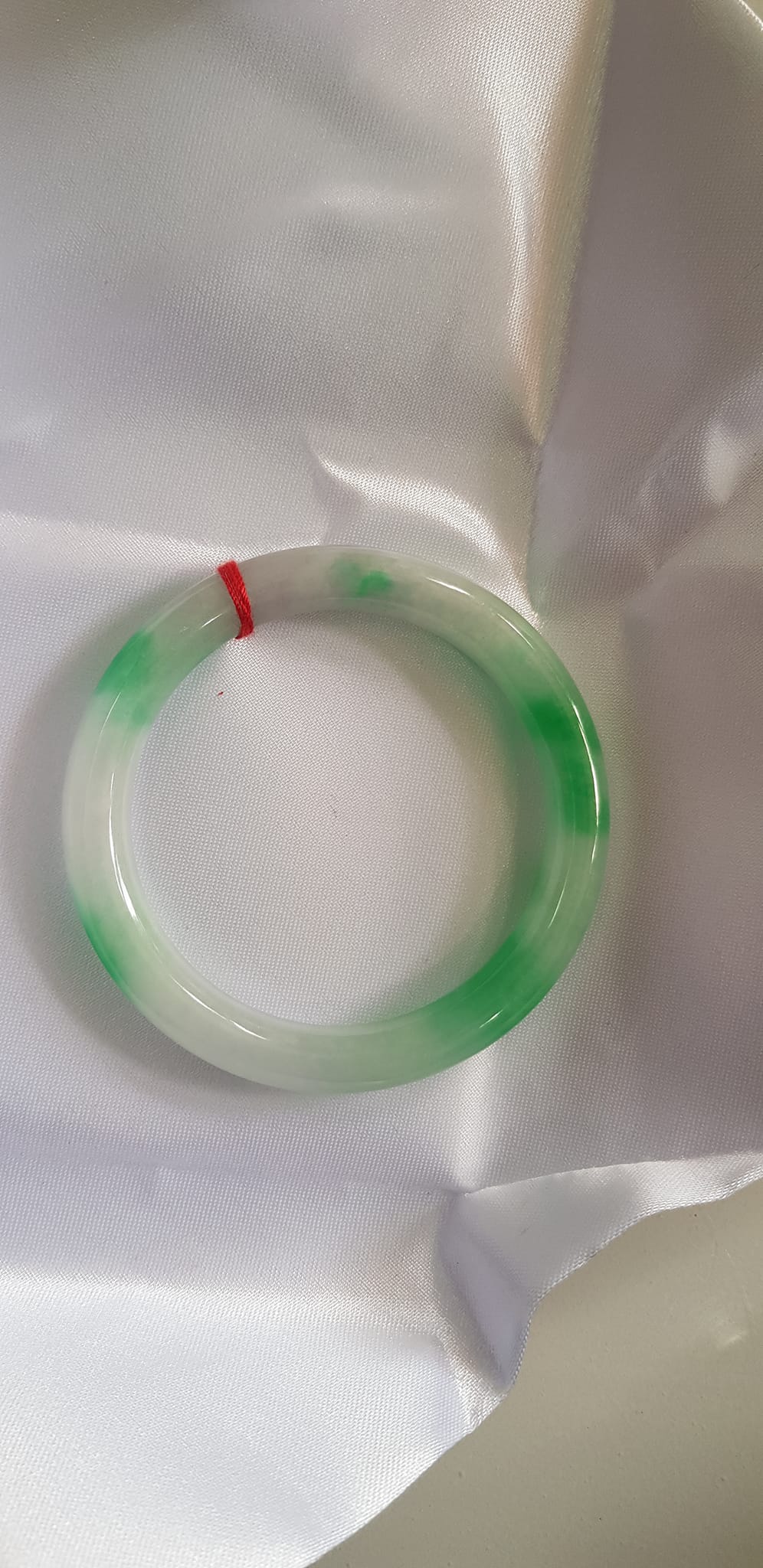 Vòng tay nữ đá Cẩm Thạch tự nhiên mới TR LÝ IC 51mm x chột 8mm Vòng màu trắng xanh lý vân bóng đều đẹp nữ 50kg - 54kg đeo ạ