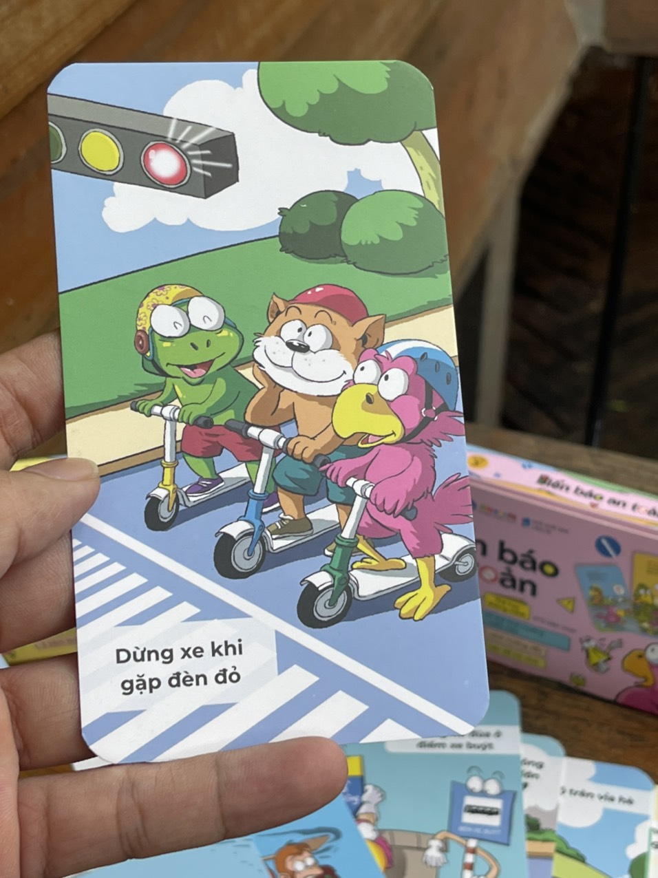 BỘ THẺ HỌC THÔNG MINH - Một ngày của bé - Biển báo an toàn giao thông - Tình huống an toàn giao thông - Alphabooks - NXB Dân Trí