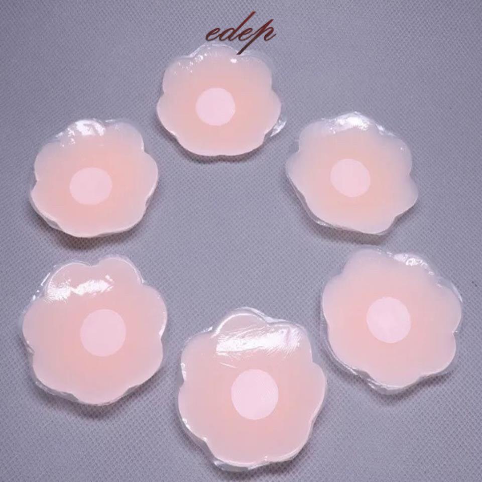 Hộp gồm 2 Miếng dán ngực silicon hình hoa mai , dán ti đi biển