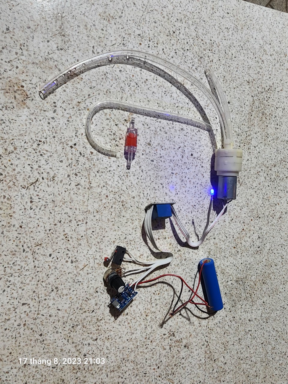 Bộ rót rượu tự động dùng pin ráp sẵn như hình