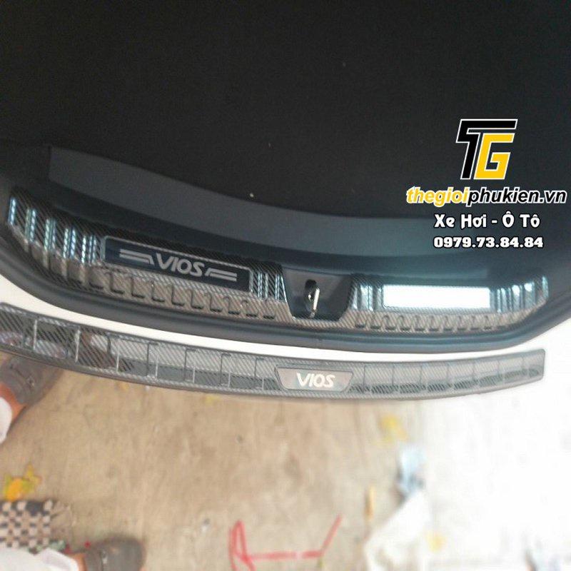 Bộ sản phẩm Nẹp bước chân và ốp chống trầy cốp Toyota Vios 2019-2021 vân Carbon