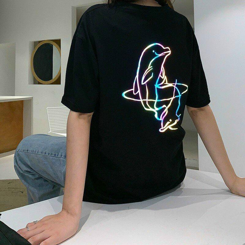 Áo thun phản quang 7 màu in cá heo siêu cute chất thun 4 chiều co giãn thoải mát phong các năng động,Áo thun cá heo nhảy phản quang 7 màu , phom rộng , chất coton thoáng mát