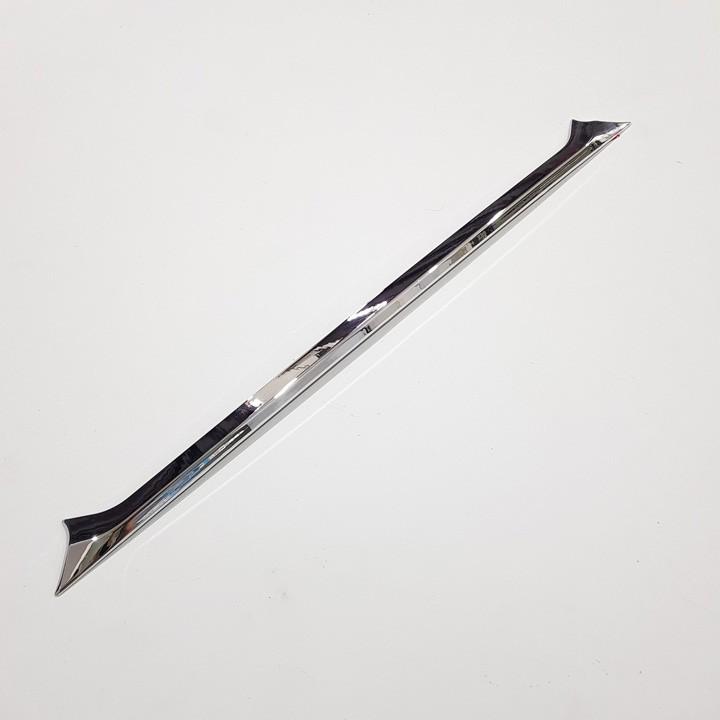 Ốp trang trí tay mở cốp sau xe Toyota Cross 2020-2023 mạ crom và màu xanh cao cấp