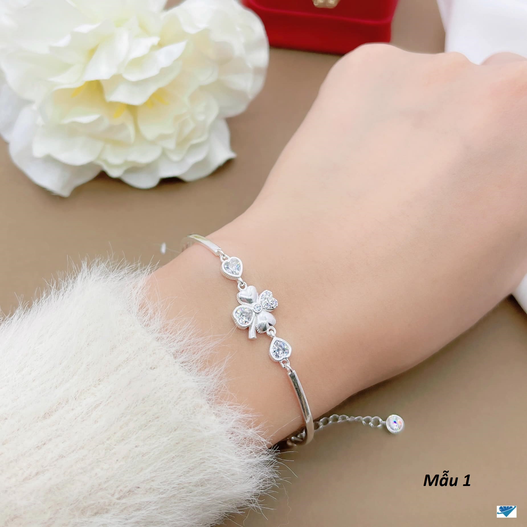 Lắc tay nữ thời trang chất liệu bằng bạc 925 MS011t