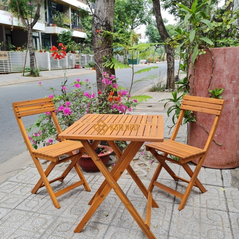 [Kute Nest] Bàn gỗ tràm gấp gọn dùng cho ban công, sân vườn – Hai kiểu dáng bàn tròn hoặc vuông màu nâu vàng – KT dài 60 x rộng 60 x cao (73 – 74.5) cm