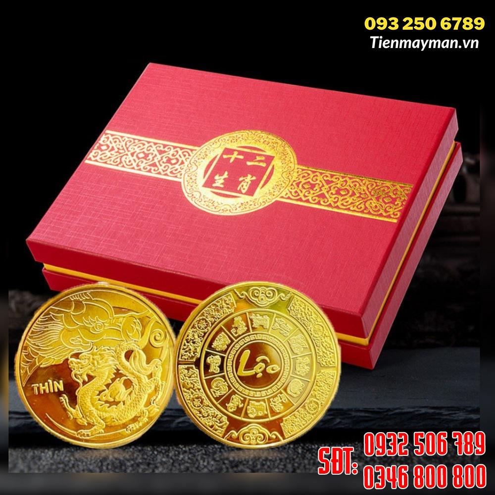 Bộ Quà Tặng Hộp Đồng Xu 12 Con Giáp Phong Thuỷ May Mắn, Lắp Móc Khóa Treo Xe Máy, Oto - Bản Tiếng Việt - NELI - RƯỚC LỘC XUÂN