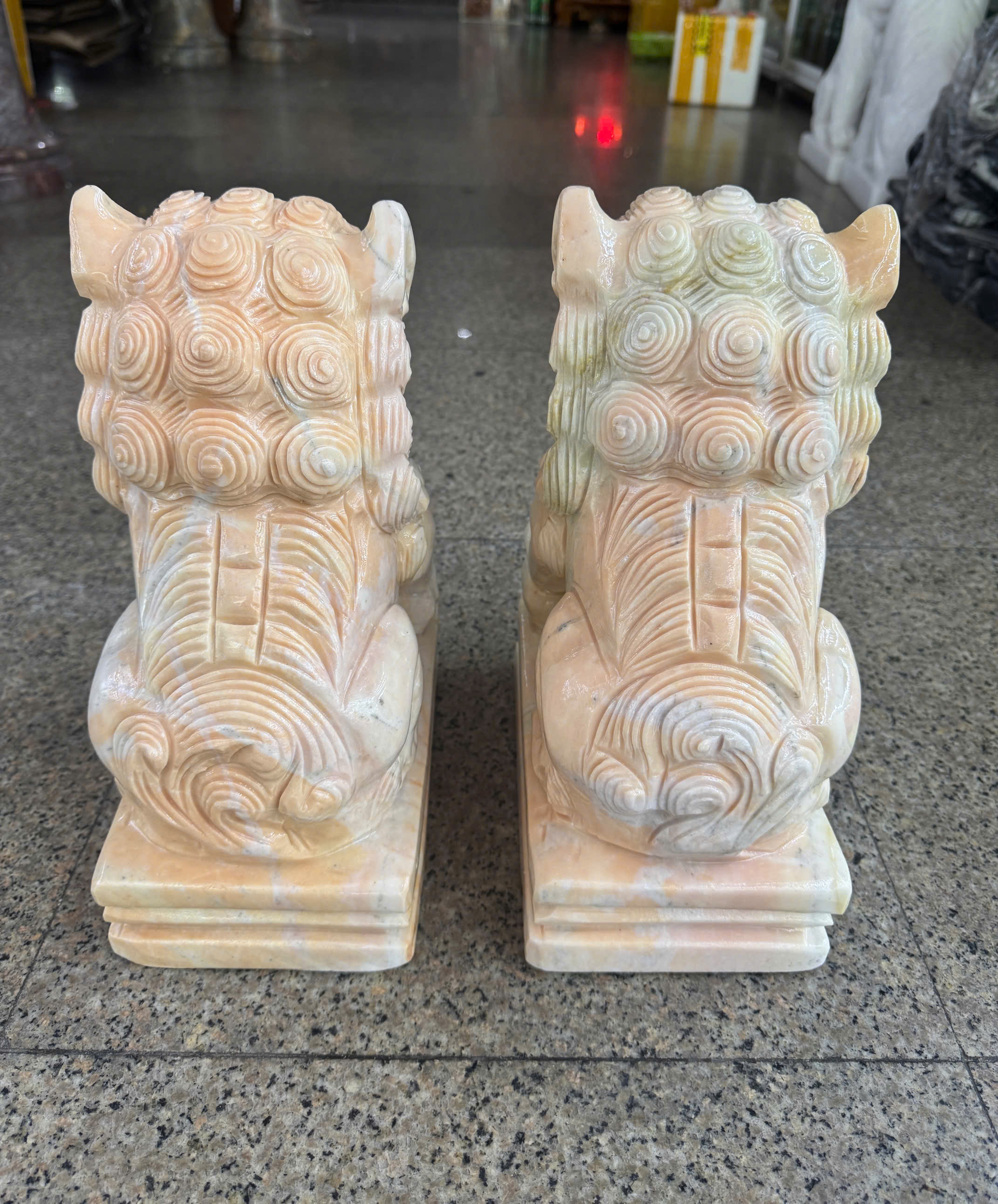 Cặp tượng Kỳ Lân phong thủy đá vàng cà rốt gác cổng, để mộ, trang trí bàn thờ thần tài - Cao 30 cm