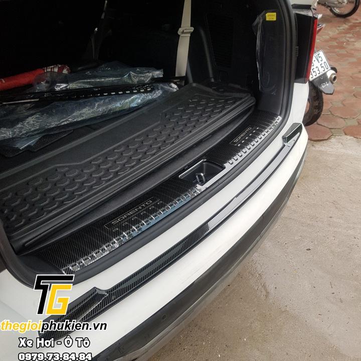Bộ sản phẩm ỐP BẬC CỐP VÀ BẬC CỬA vân Carbon xe  Kia Sorento 2021