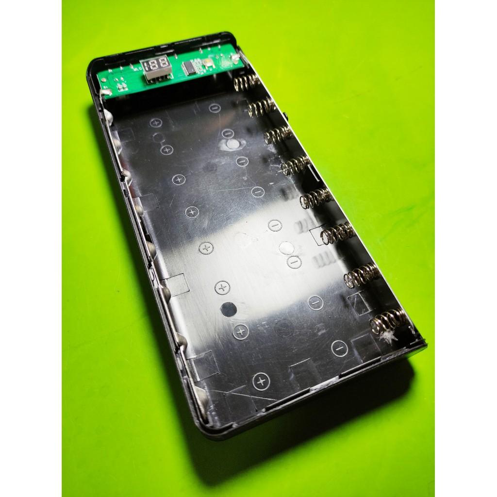 Box sạc dự phòng lắp 8 cell 18650 vỏ nhựa màn LCD màu đen