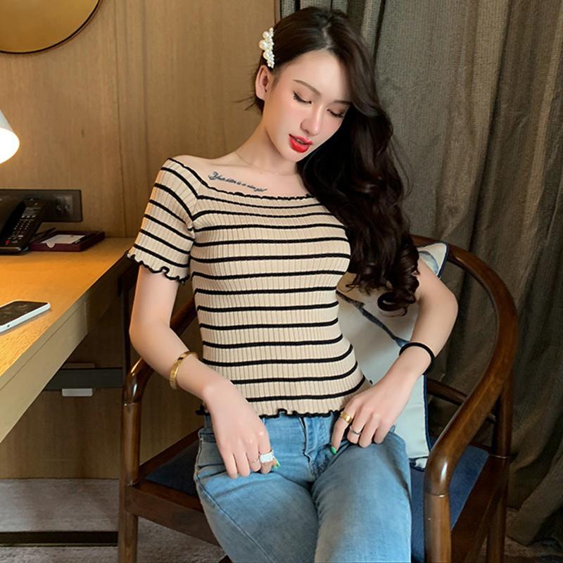 Áo dệt kim nữ trễ vai phối bèo xoăn