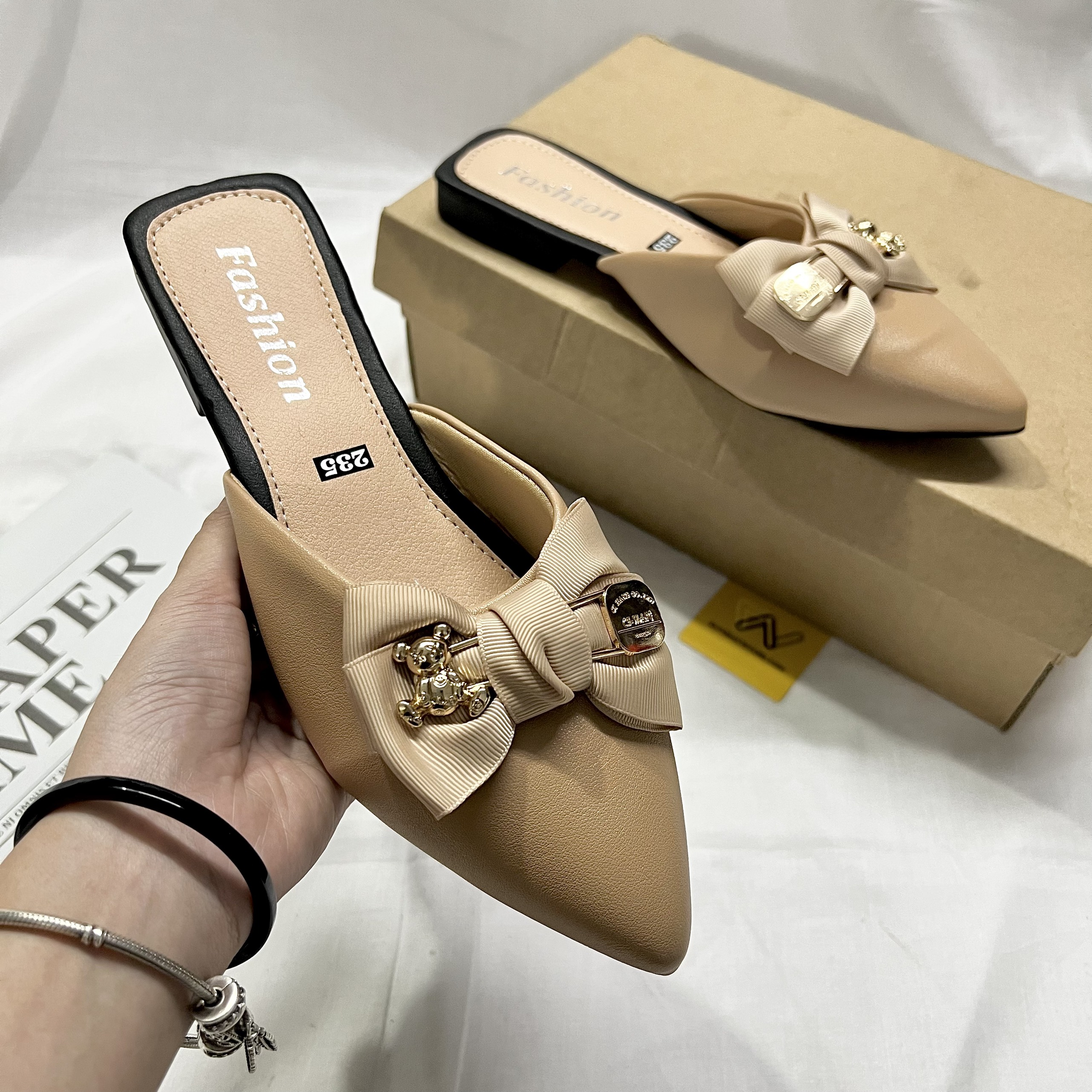 Dép Sục Nơ Khóa Gấu Cao Gót Bít Mũi Bệt Xẹp Giày Duy Nhật Store Phối Da Mờ Uzzang Trend Kiểu Đơn Giản Thanh Lịch Đen Kem