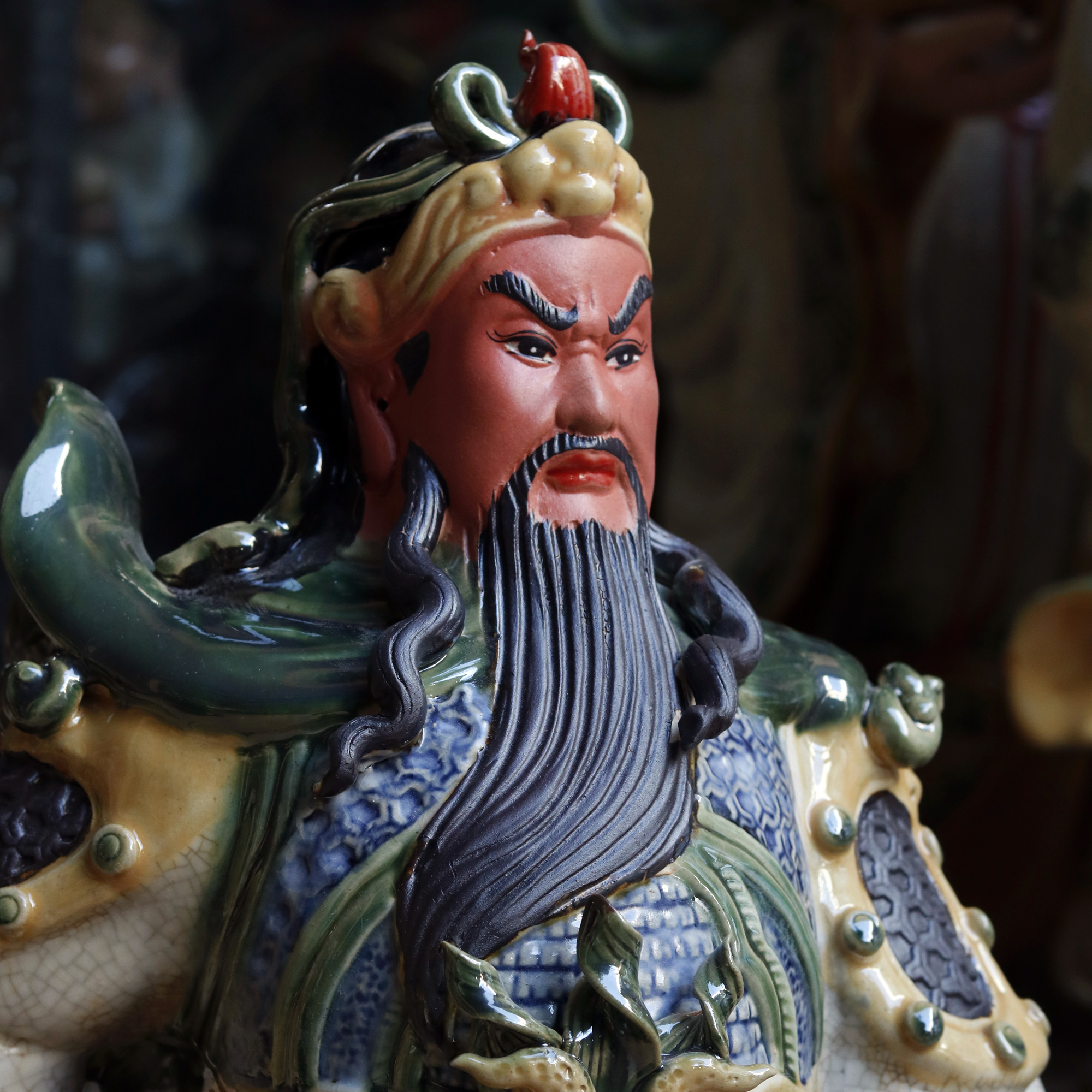 Tượng Quan Công gốm sứ Bát Tràng men rạn cổ