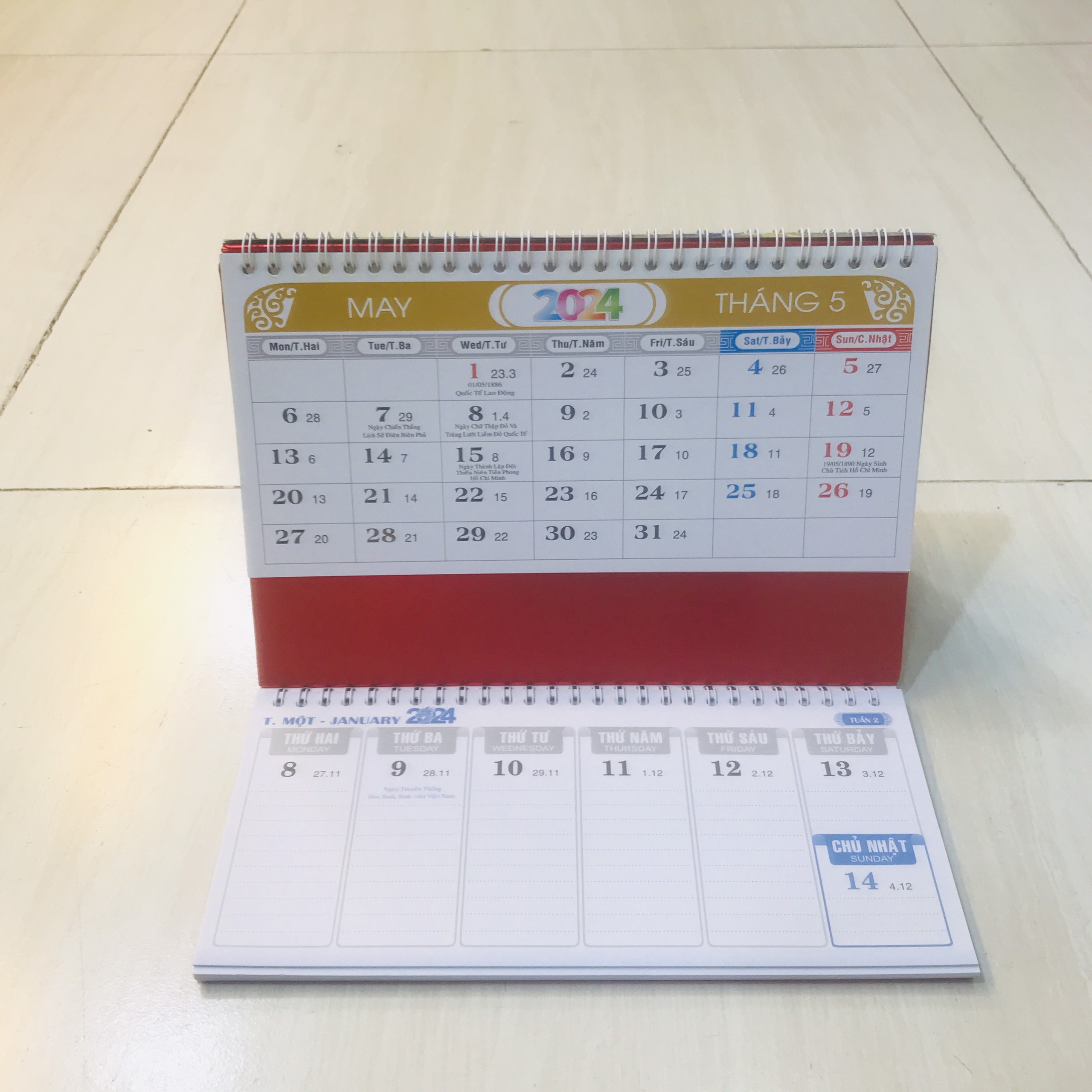 Lịch Để Bàn 2024 Chữ A 2 LOXO 24*16 cm - Mẫu Ngẫu Nhiên