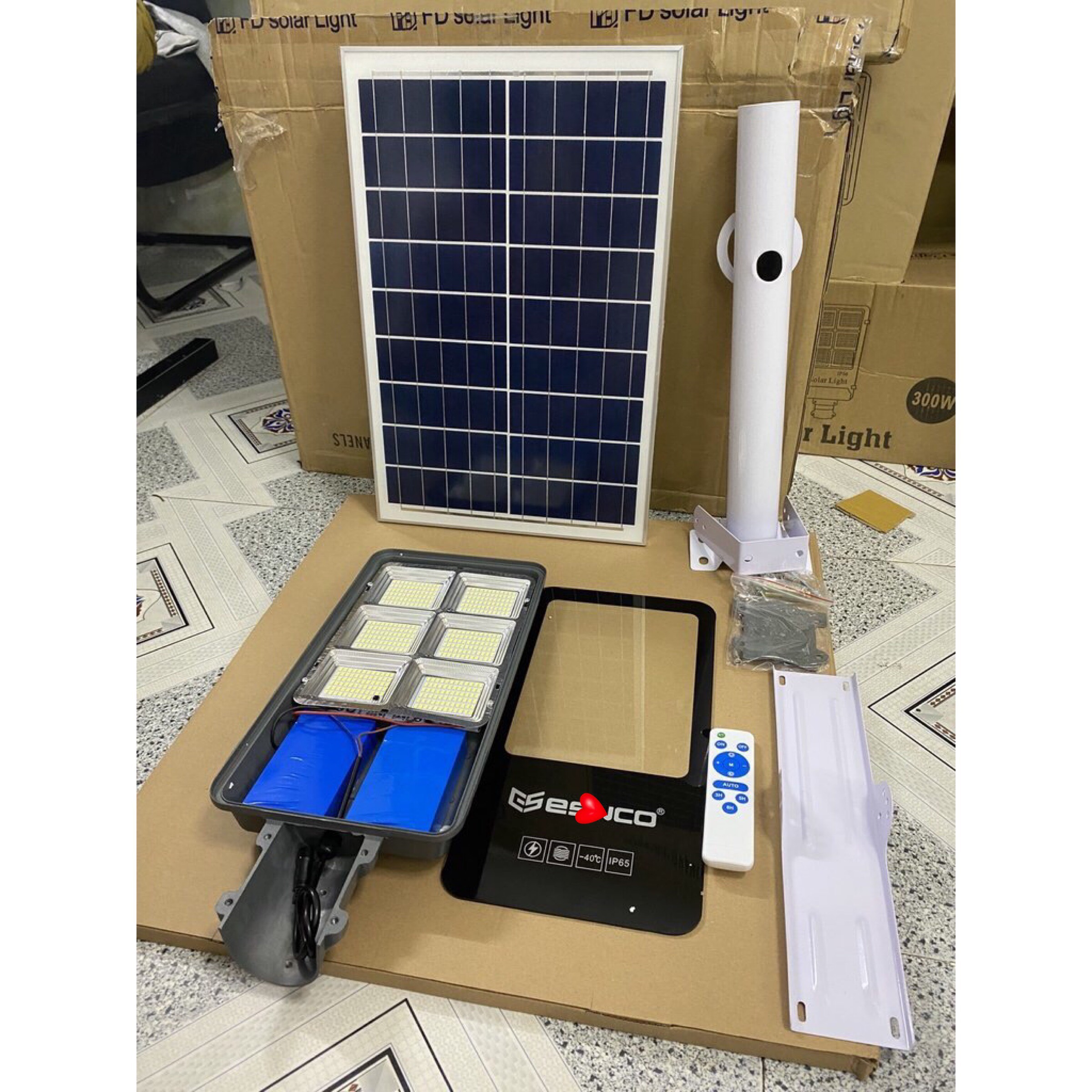 Đèn năng lượng mặt trời 300w, chuyên dành cho công trình nông thôn, sân vườn, trụ cổng, đèn ngoài trời