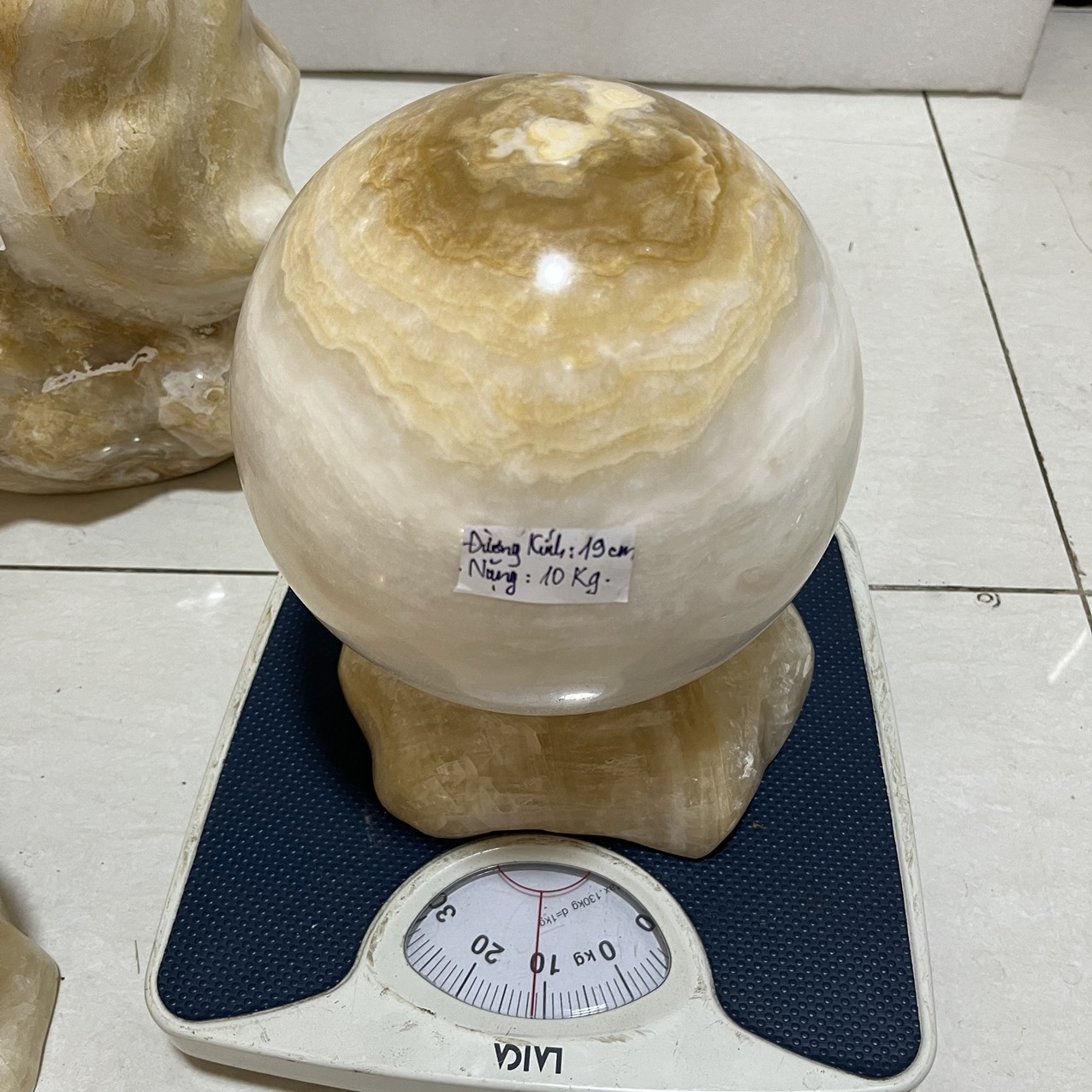 Cầu bi đá phong thủy đá tự nhiên màu trắng ngà ường kính 19 cm cân nặng 11 kg cho người mệnh Kim và Thổ