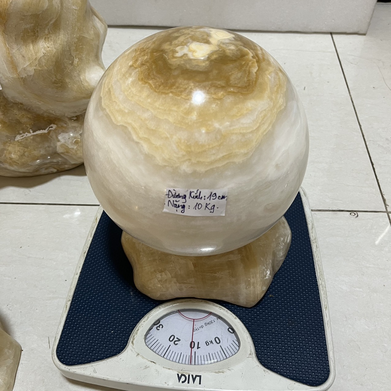 Quả cầu phong thủy đá tự nhiên màu vàng trắng đường kính 19 cm nặng 11kg cho mệnh Kim và Thổ đá Việt Nam
