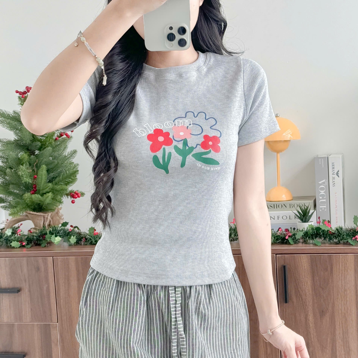 Áo thun form ôm chất liệu co giãn in hình hoa Bloom In Our Mind Miều Est.2013