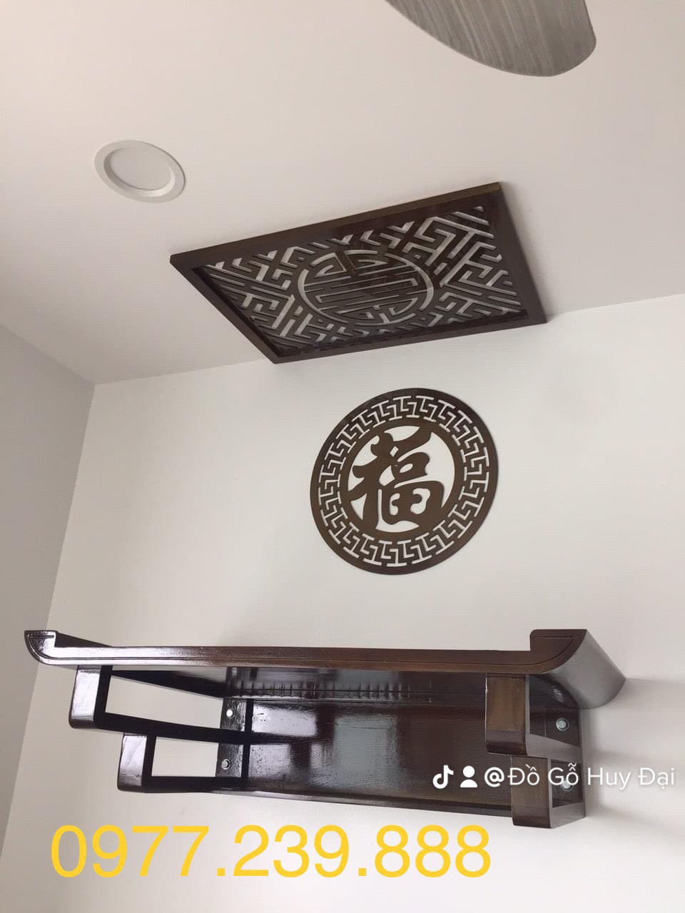 Bàn thờ treo tường gỗ sồi 69cm màu óc chó nâu