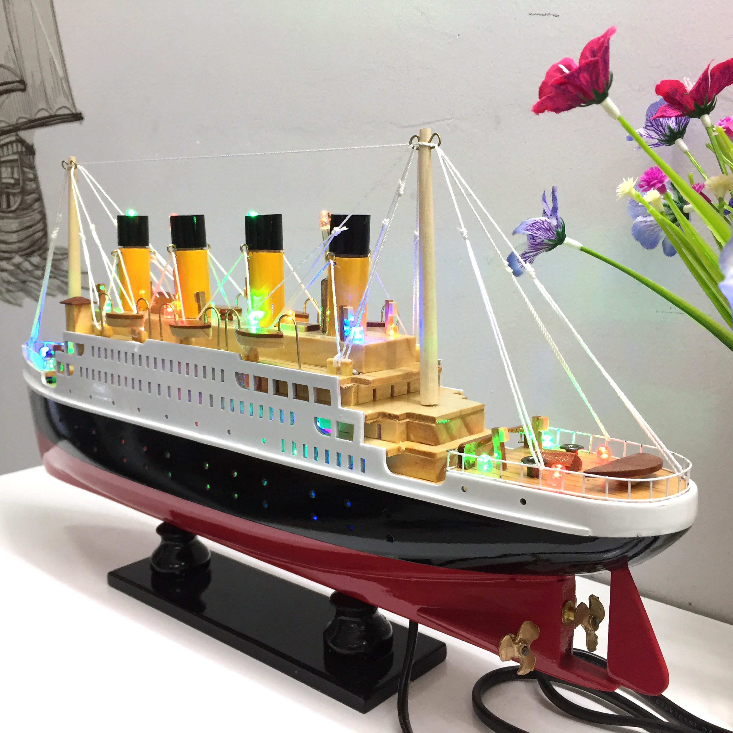 Mô hình du thuyền gỗ RMS Titanic (thân 40cm - đèn led màu)