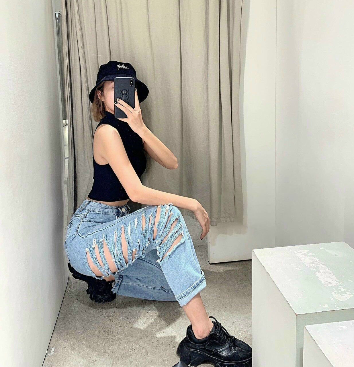 Jeans nữ thiết kế rách sau