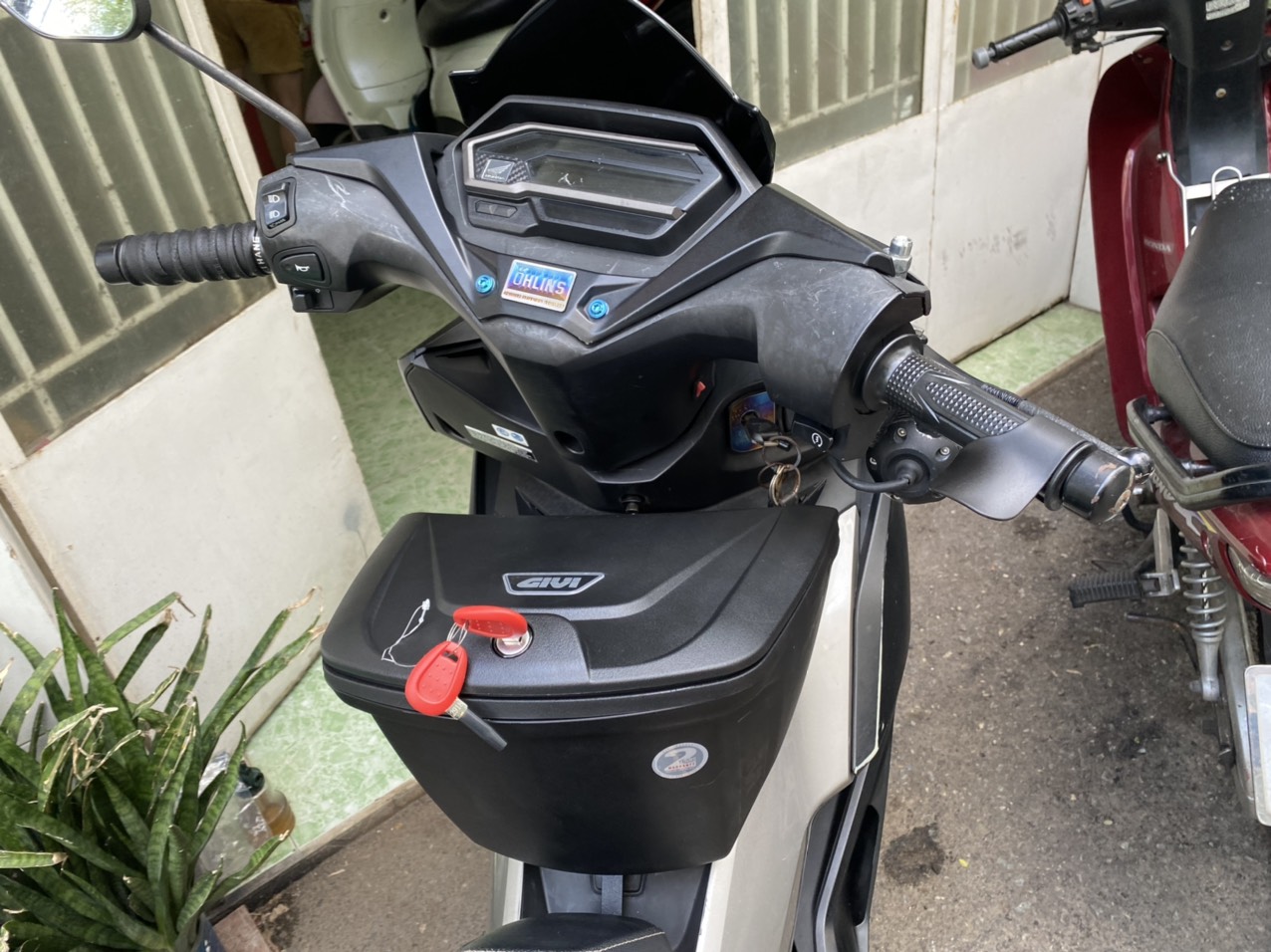 Thùng giữa Givi G10N kèm bát gắn cho xe Winner X 2022, thùng giữa Winner X V3