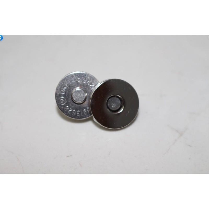 Nút hít vàng và bạc