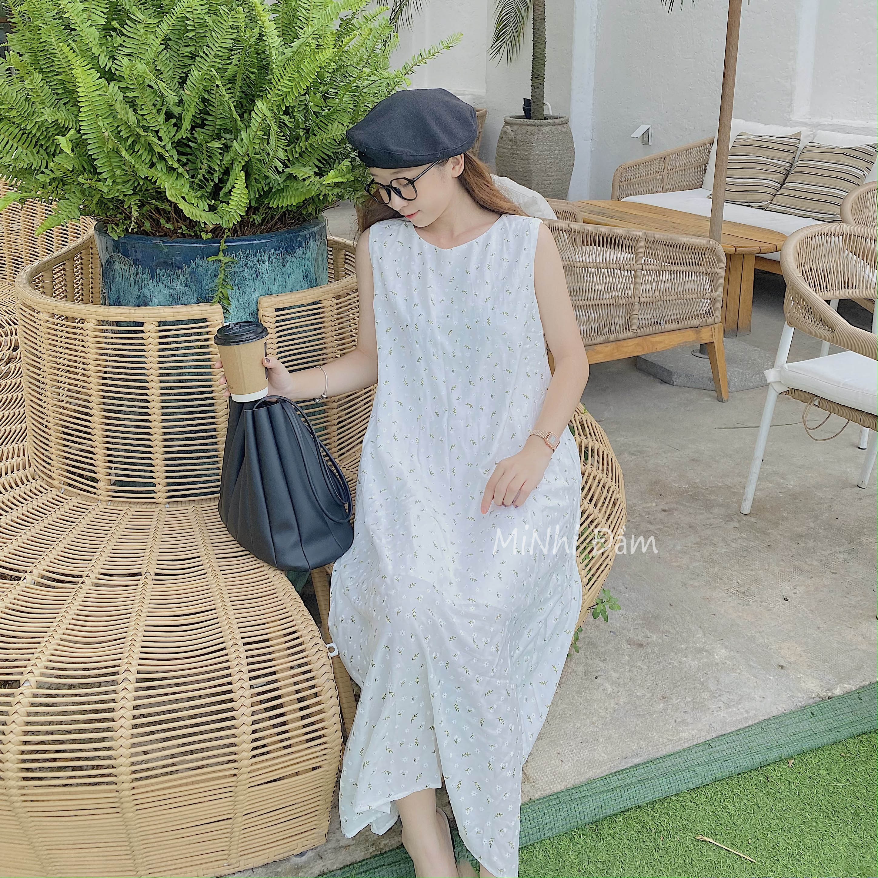Đầm maxi trắng form rộng dáng suông dài MiNhi in hoa nhí, sát nách cổ tròn mặc đi biển