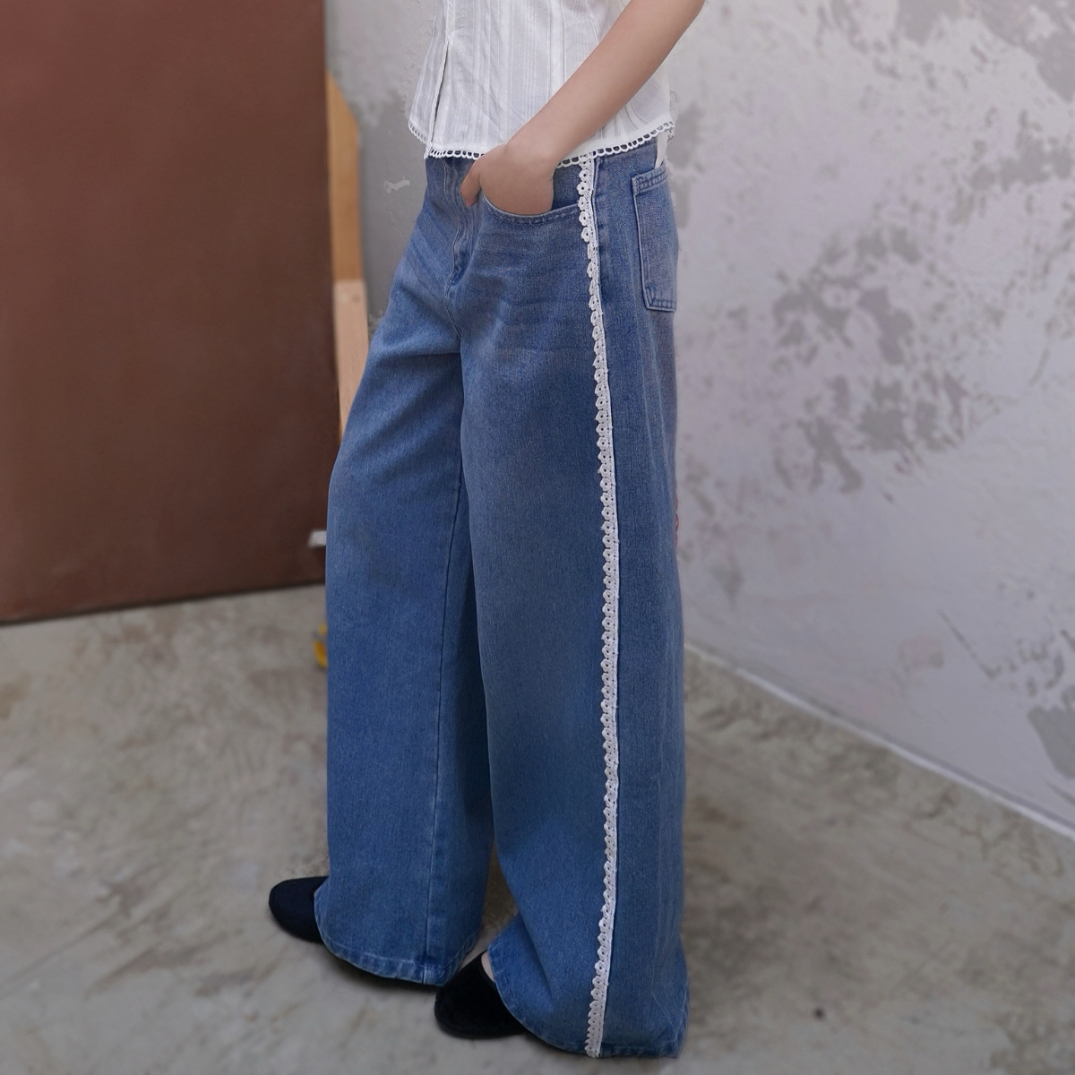 Quần jeans ống rộng phối ren dọc đường line Shayla Miều Est.2013