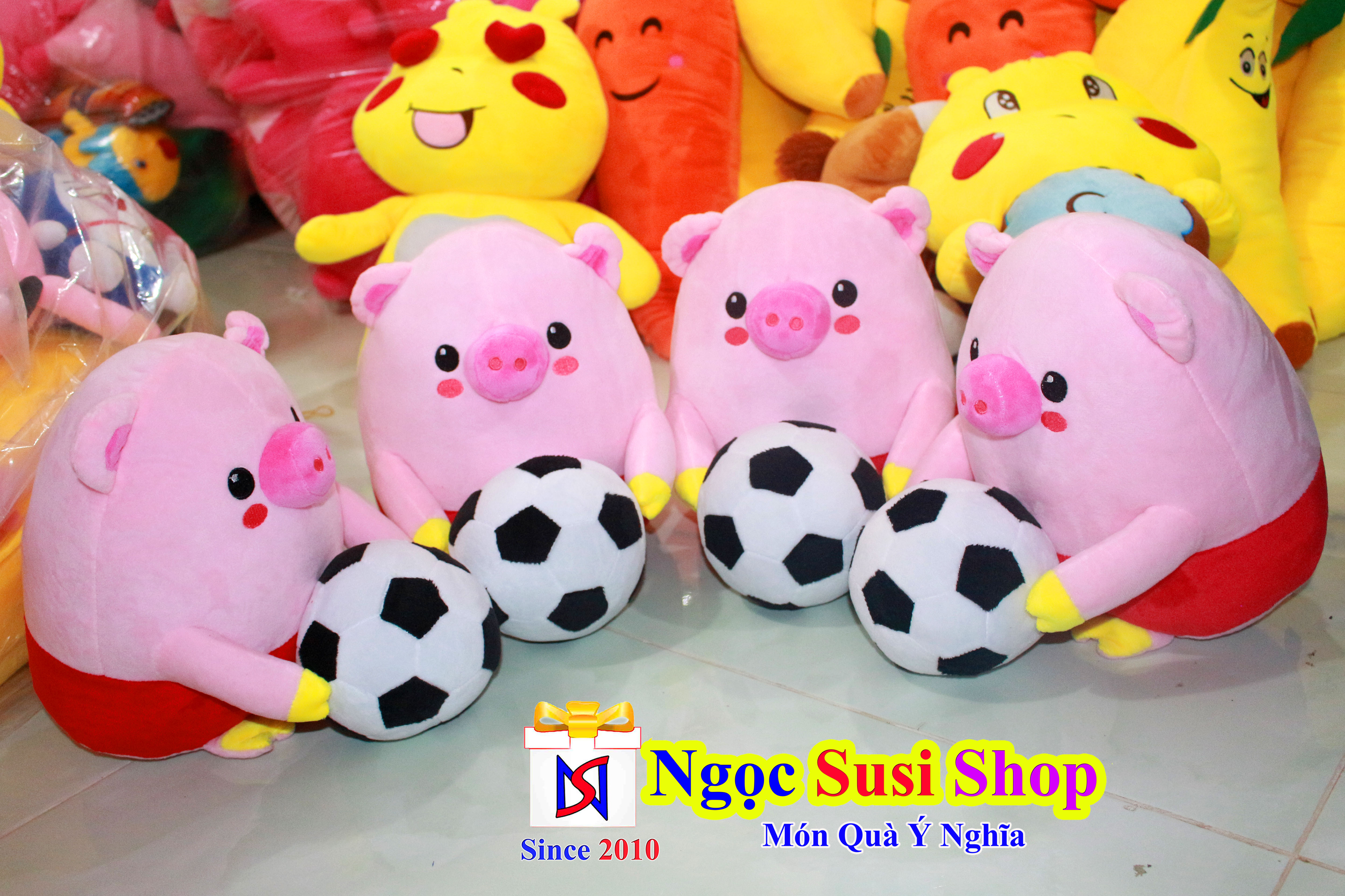GẤU BÔNG HEO ÔM TRÁI BANH SIÊU DỄ THƯƠNG - HÀNG ĐỘC