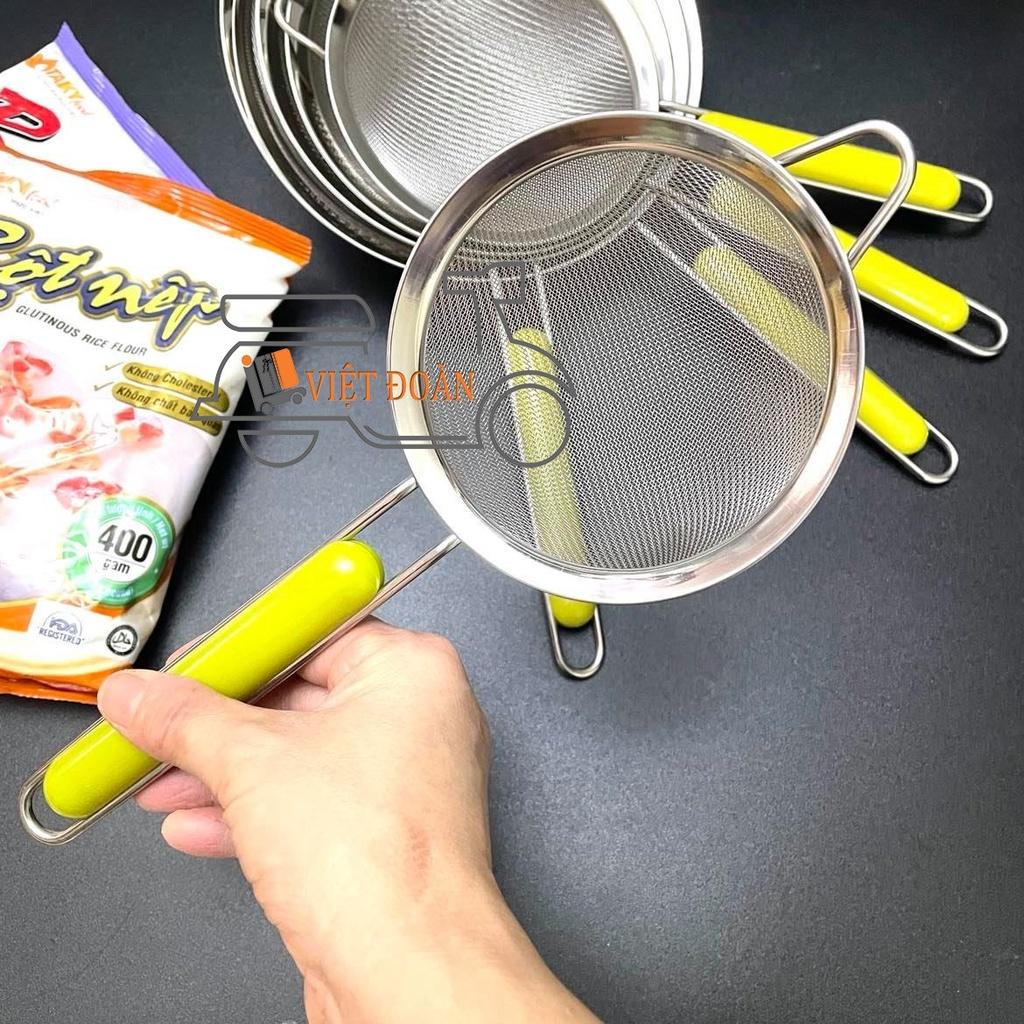 RỔ LƯỢC DỪA, RÂY BỘT Inox tay cầm NHỰA XANH CHỐNG NÓNG. DỤng cụ nhà bếp dùng lược, lọc vớt bọt, lưới khít CÓ TAY CẦM NHỰA BỌC CHỐNG NÓNG CAO CẤP nhiều size
