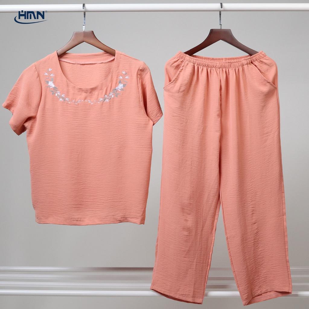 Set đồ bộ trung niên nữ áo thun tay ngắn thêu hoa cổ và quần dài vải đũi linen mềm mịn - HMN Fashion