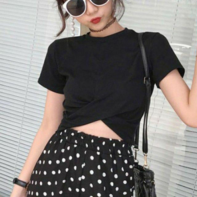 Áo croptop cổ tròn thiết kế thanh lịch