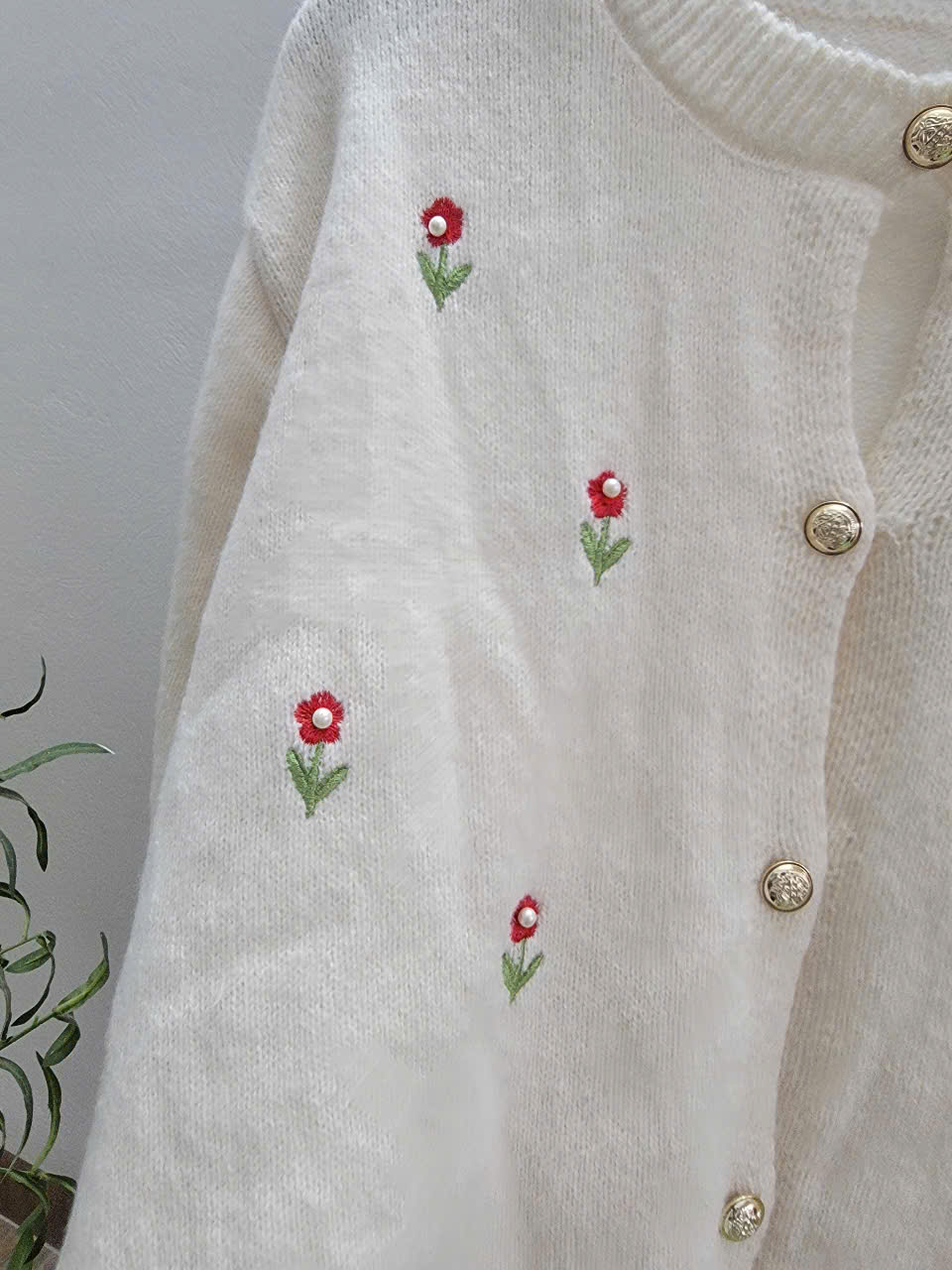 Áo len Cardigan màu trắng phối hoa đỏ (si tuyển) - Vân Phương Shop