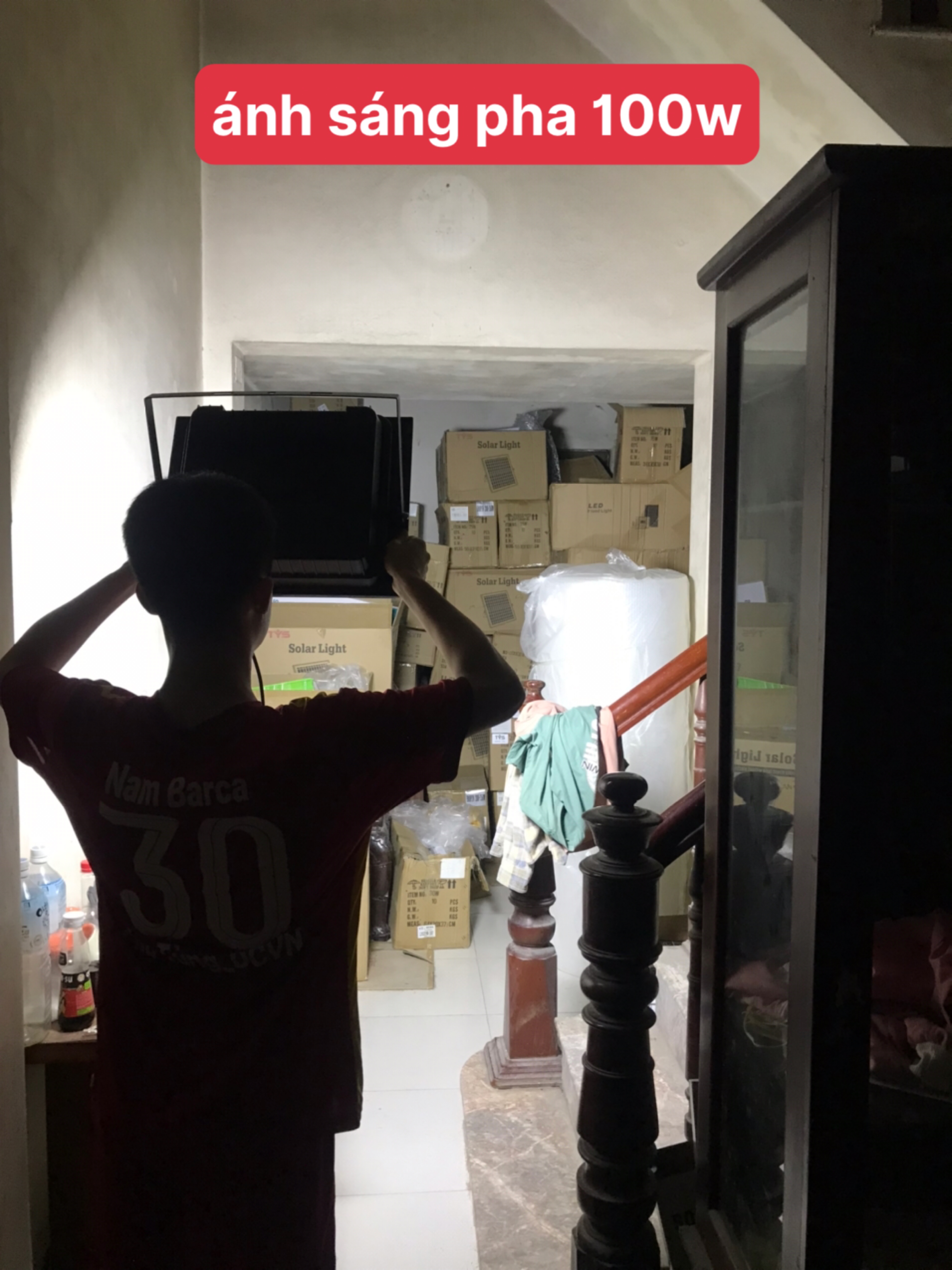 Đèn Năng Lượng Mặt Trời 100W - Tiêu Chuẩn IP67 Chống Thấm Nước, Bụi Bẩn, Có Remote Điều Khiển