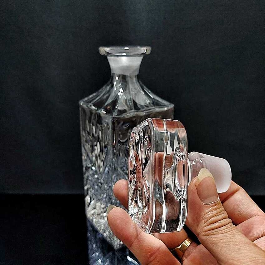 Vỏ Chai Đựng Rươu Đẹp 700ML Pha Lê cao cấp mẫu Vuông Cao hoa văn lá nổi – Nắp mài đặc nguyên khối không cần gioăng – Phong cách Châu Âu