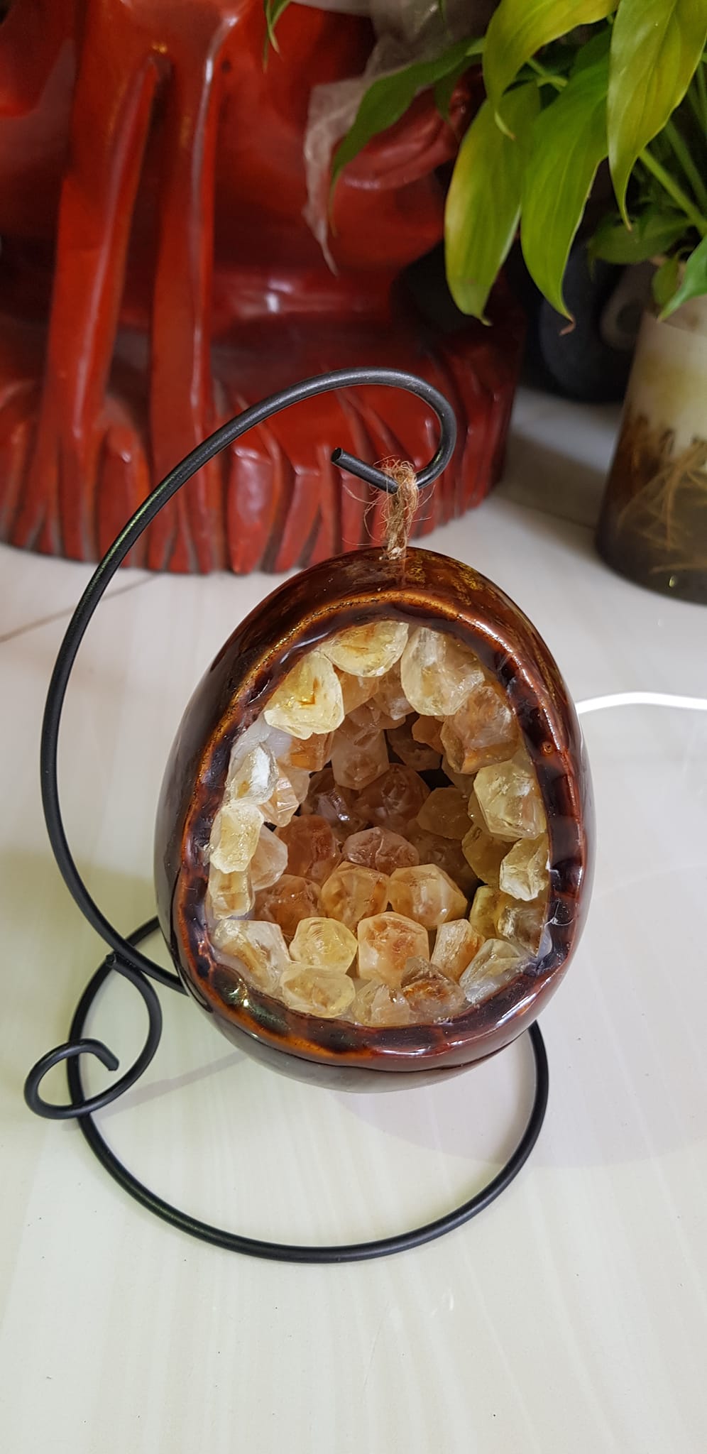 Miếng thạch anh Vàng tự nhiên hốc sâu có đế kiểu có đèn điện công dụng hút tài lộc cả chân Cao 16cm đk 12cm miếng Vàng cao 10cm đk 8cm Anh Chị để bàn trang trí nhà bàn thờ Thần Tài và treo trong phòng làm đèn ngủ may mắn màu Vàng Anh thật sự rất tốt đẹp ạ