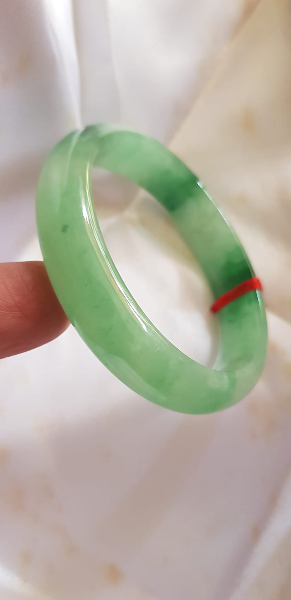 Vòng Cẩm Thạch tự nhiên Bản Hẹ Sịn size 53mm x cao 12mm x dầy 7mm màu xanh lý tươi bóng đẹp nữ 51kg - 56kg đeo ạ