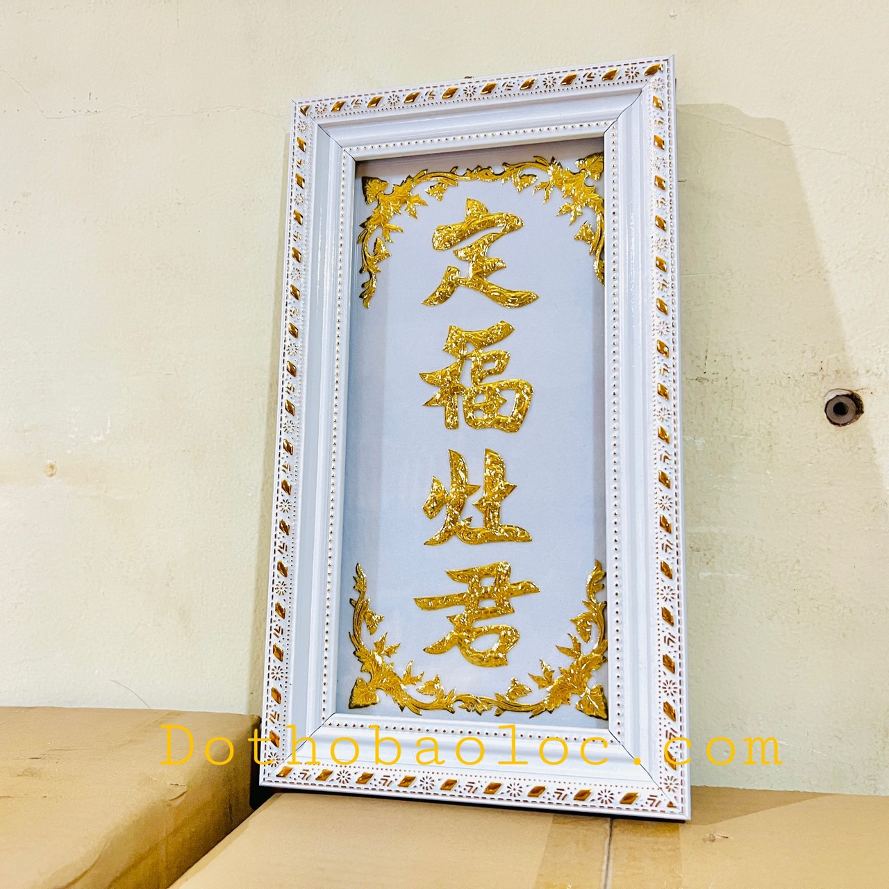 Bài vị Ông Táo dát vàng khung trắng cao 30cm, ngang 17cm ( Vàng 24 K)