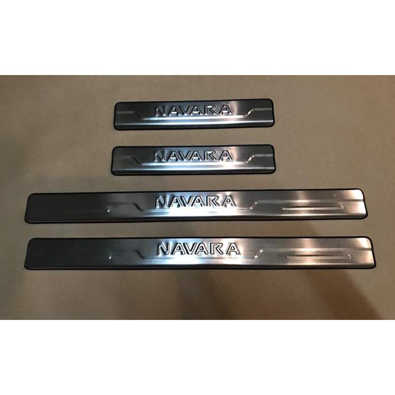 Bộ 4 miếng ốp bậc cửa ngoài Nissan Navara mẫu inox