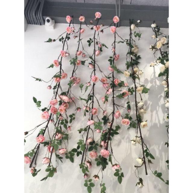 Combo khách đặt: 2 dây lá nguyệt quế xanh, 5 dây hoa hồng: 3 dây hoa màu be, 2 dây màu hồng.
