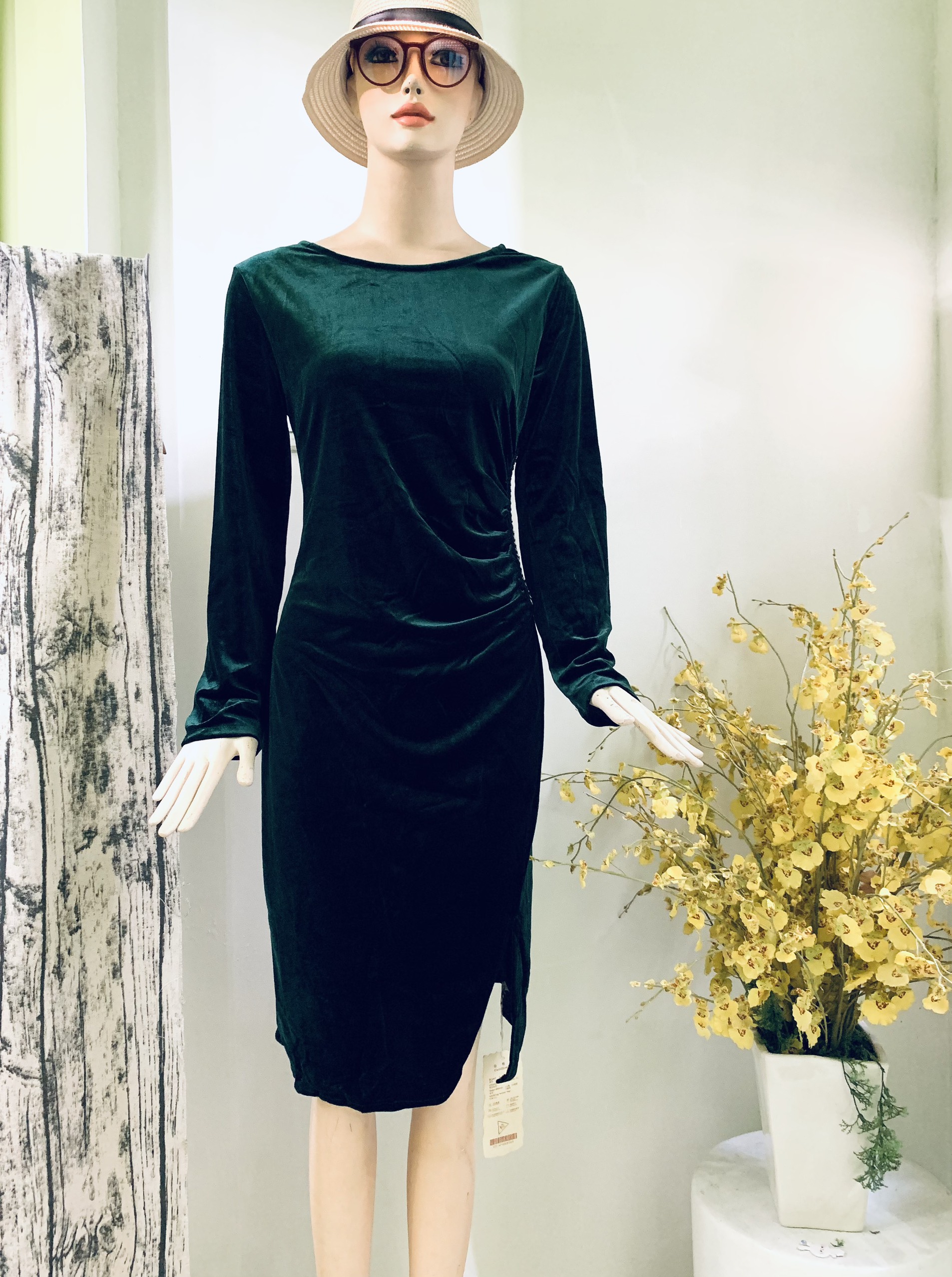 Đầm ôm nhẹ chất nhung cao cấp