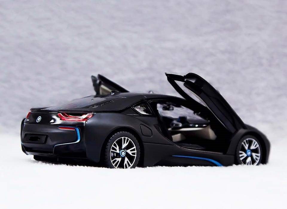 Mô hình xe BMW i8 1:24 hiệu Rastars - 56700 (đen)