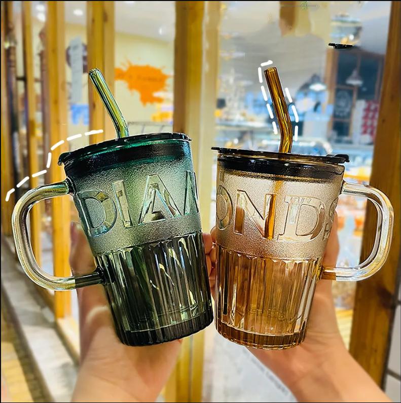 Cốc Thuỷ Tinh Cao Cấp Chịu Nhiệt Có Nắp Và Quai Kèm Theo Ống Hút 400ml In Chữ Diamond Giao Màu Ngẫu Nhiên - Hàng chính hãng