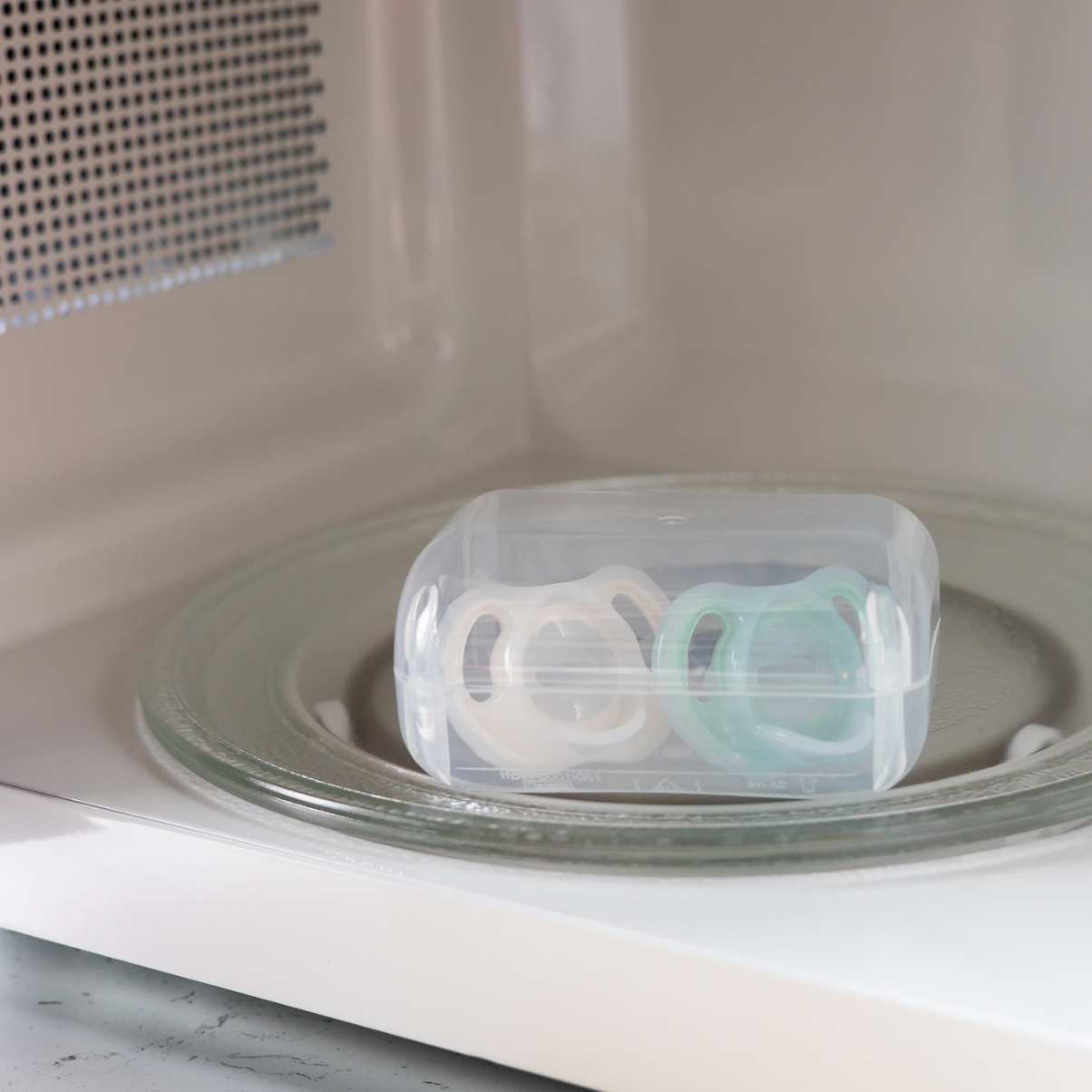 Ty ngậm silicon siêu nhẹ cho bé Tommee Tippee Ultra Light 0-6 tháng - Xanh dương/Trắng