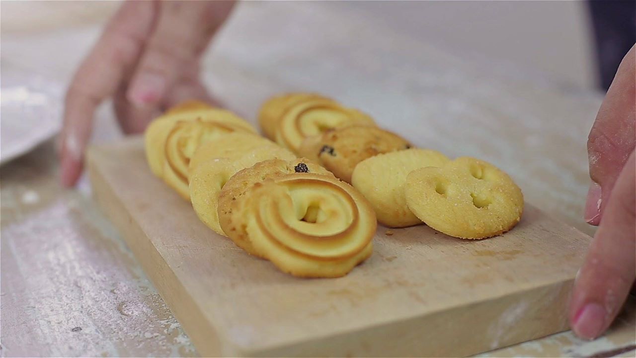 Bánh quy bơ White castle Malaysia hộp thiếc 400g White Castle chocolate chips butter cookies hàng nhập khẩu